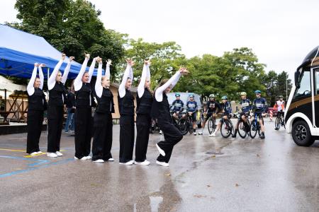 Plesna šola Miki - Sprejem kolesarjev na Zmagovalni turi za dober namen v Domžalah, foto: Jure Gubanc/Občina Domžale